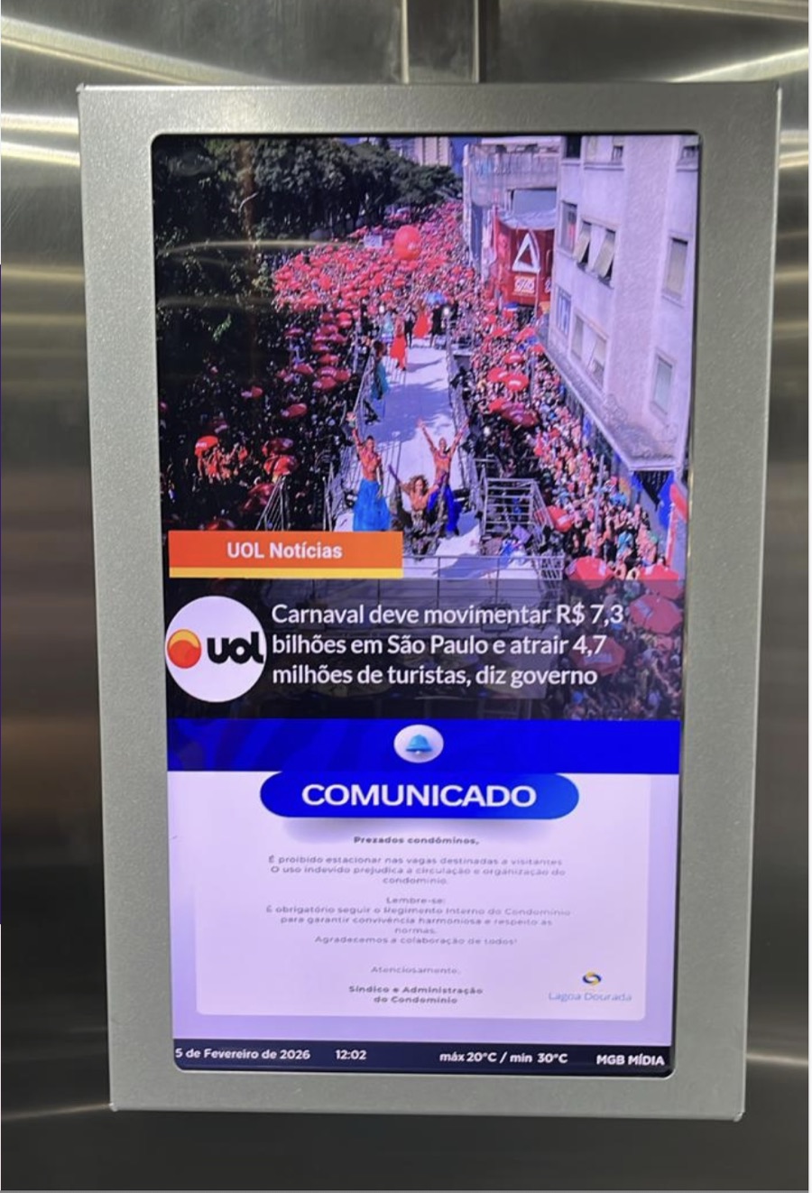 Tela da MGB Mídia instalada em elevador de condomínio em Londrina